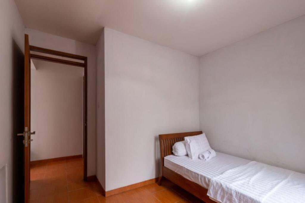 Spacious, White-Villa Belgareti @Kiara Condong Bandung Extérieur photo